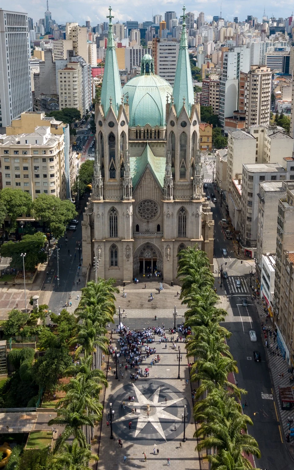 Vista aérea da Catedral Metropolitana da Sé, no centro histórico de São Paulo