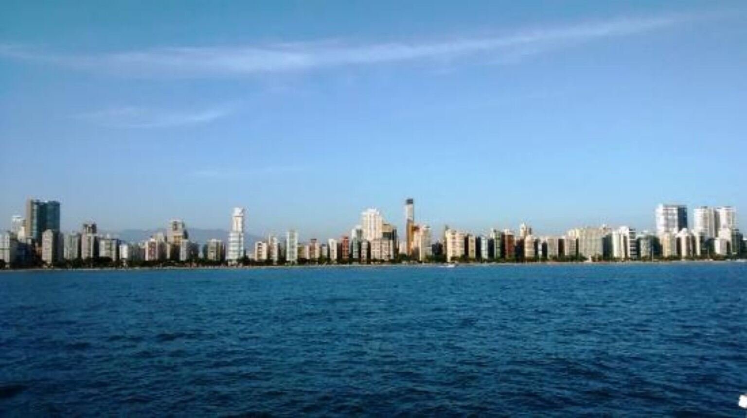 Panorama marítimo da orla de Santos